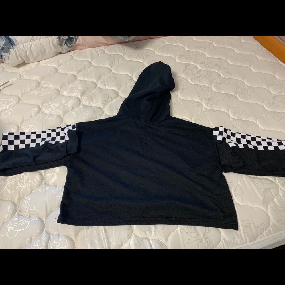 Cropped checkered sleeve sweatshirt